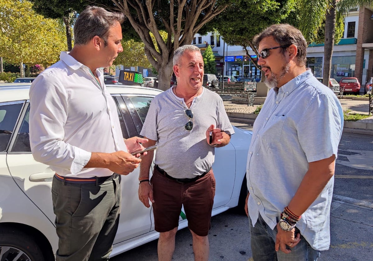 Cortés charla con taxistas del municipio.