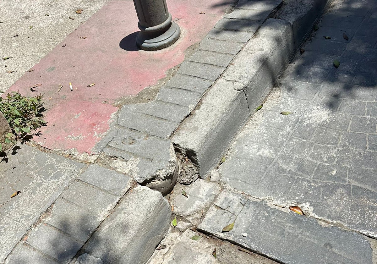 Bordillos rotos en la calle Banda de Mar.