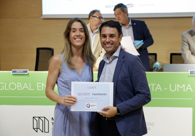 Leopoldo Izquierdo, director de la Fundación Cajasur, con Paloma Zanón Ruiz.