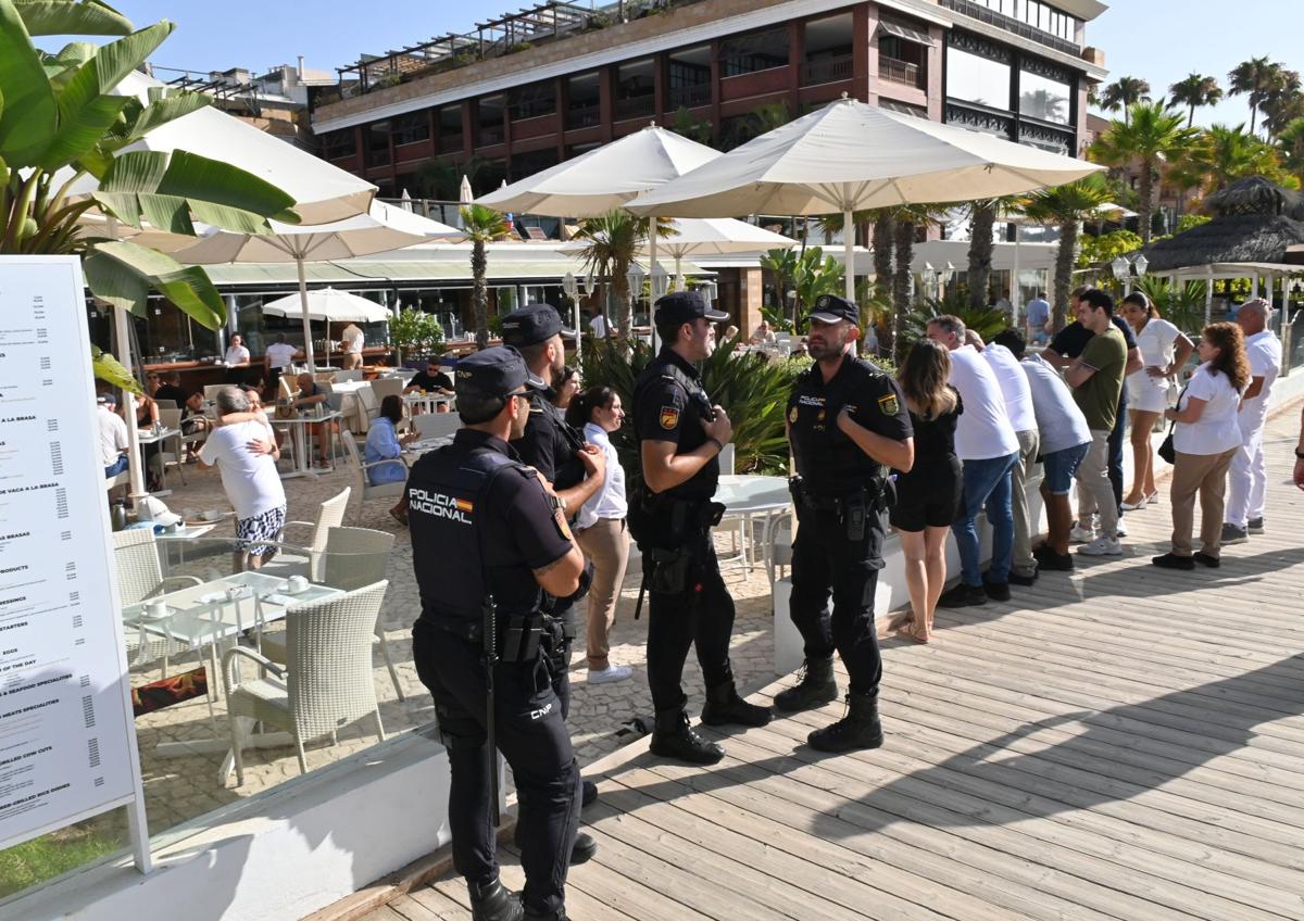 Imagen secundaria 1 - La Policía acordona el Hotel Guadalpín Banús e impide el acceso a algunos trabajadores