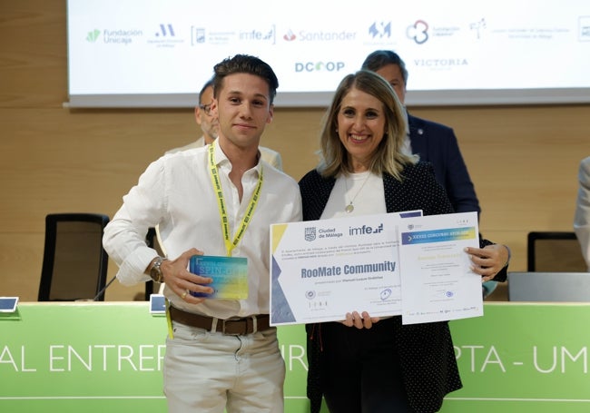 Manuel Luque Ordóñez, con la concejala delegada del Área de Educación y Fomento del Empleo, María Paz Flores.