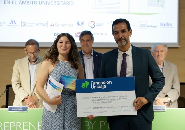 Miguel Gil, director de Actividades Sociales de la Fundación Unicaja, con Natalia Martínez Rivero.