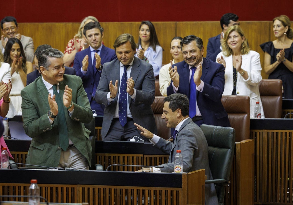 La bancada popular aplaude a Moreno tras una de sus intervenciones.