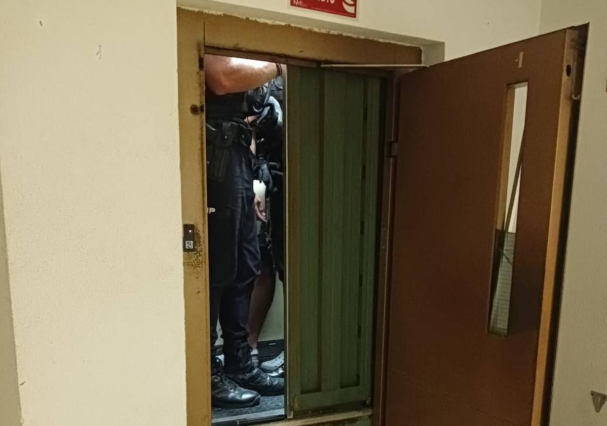 Precariedad en los juzgados de Marbella: un policía se queda encerrado en el ascensor con un detenido