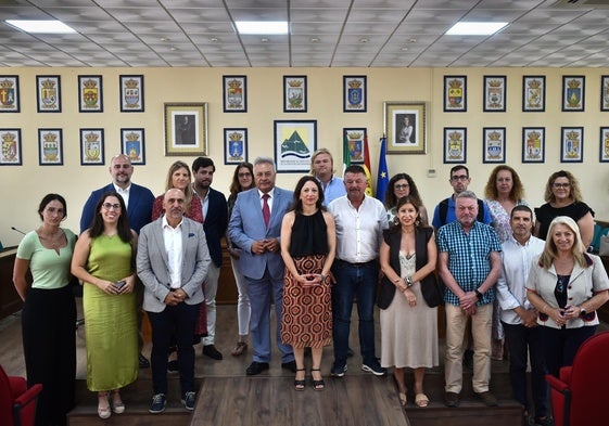 La delegada de la Junta, Patricia Navarro, y el presidente de la Mancomunidad Oriental, Jorge Martín, este jueves en la sede de la institución comarcal, con empresarios turísticos.