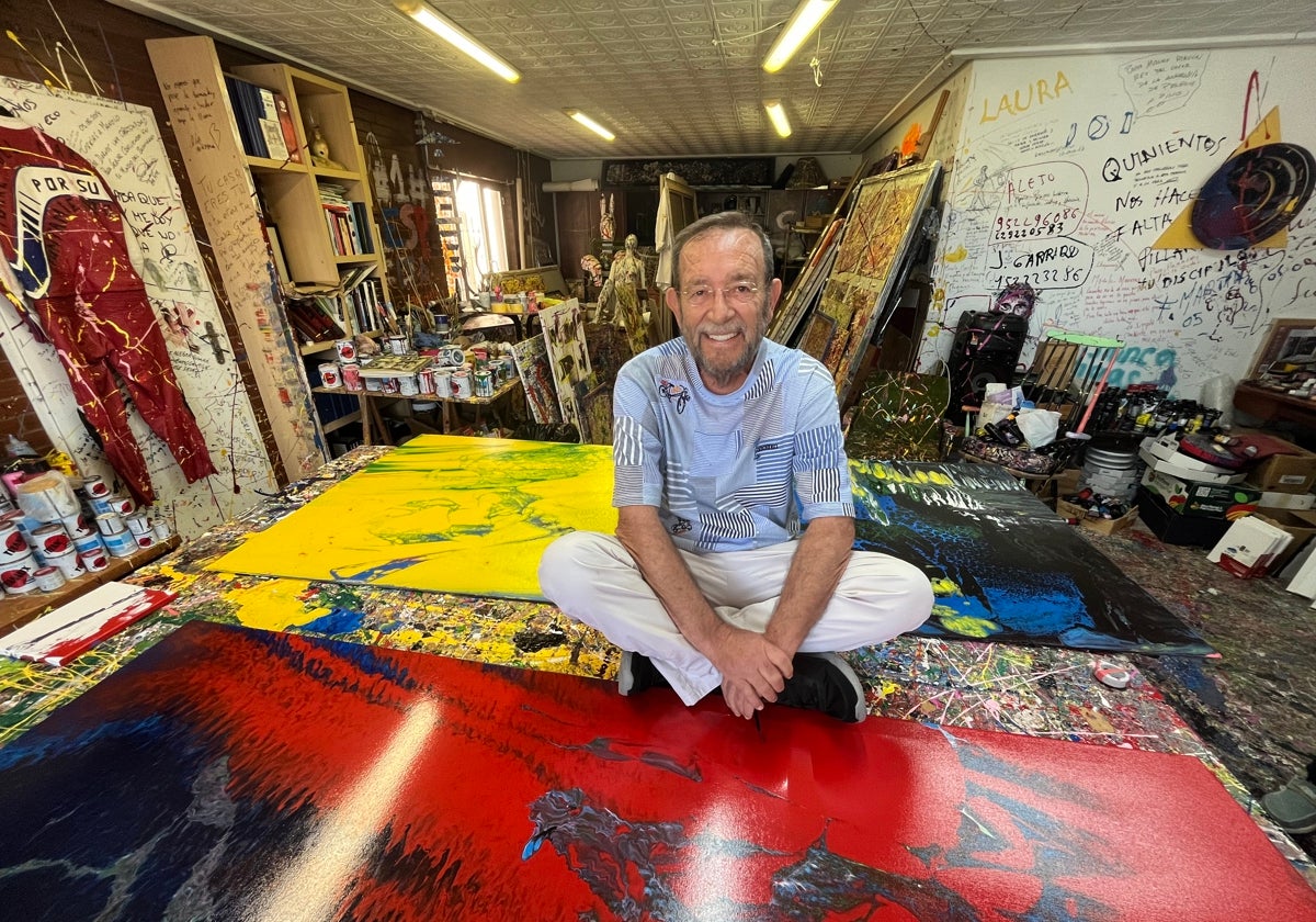 Manolo Rincón, de 72 años, en su estudio particular, en Caleta de Vélez.