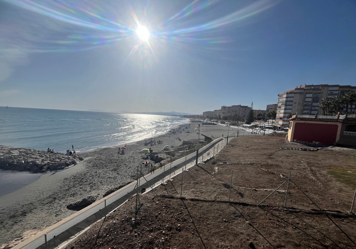 Imagen de la torroxeña playa de Ferrara desde el Mirador del Faro.