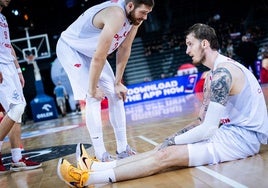 Balcerowskim sentado en el suelo durante un partido con su selección.