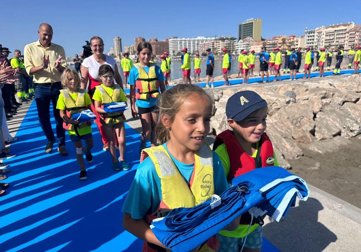 Alumnos de la escuela de vela participan en el acto de izada de banderas azules.