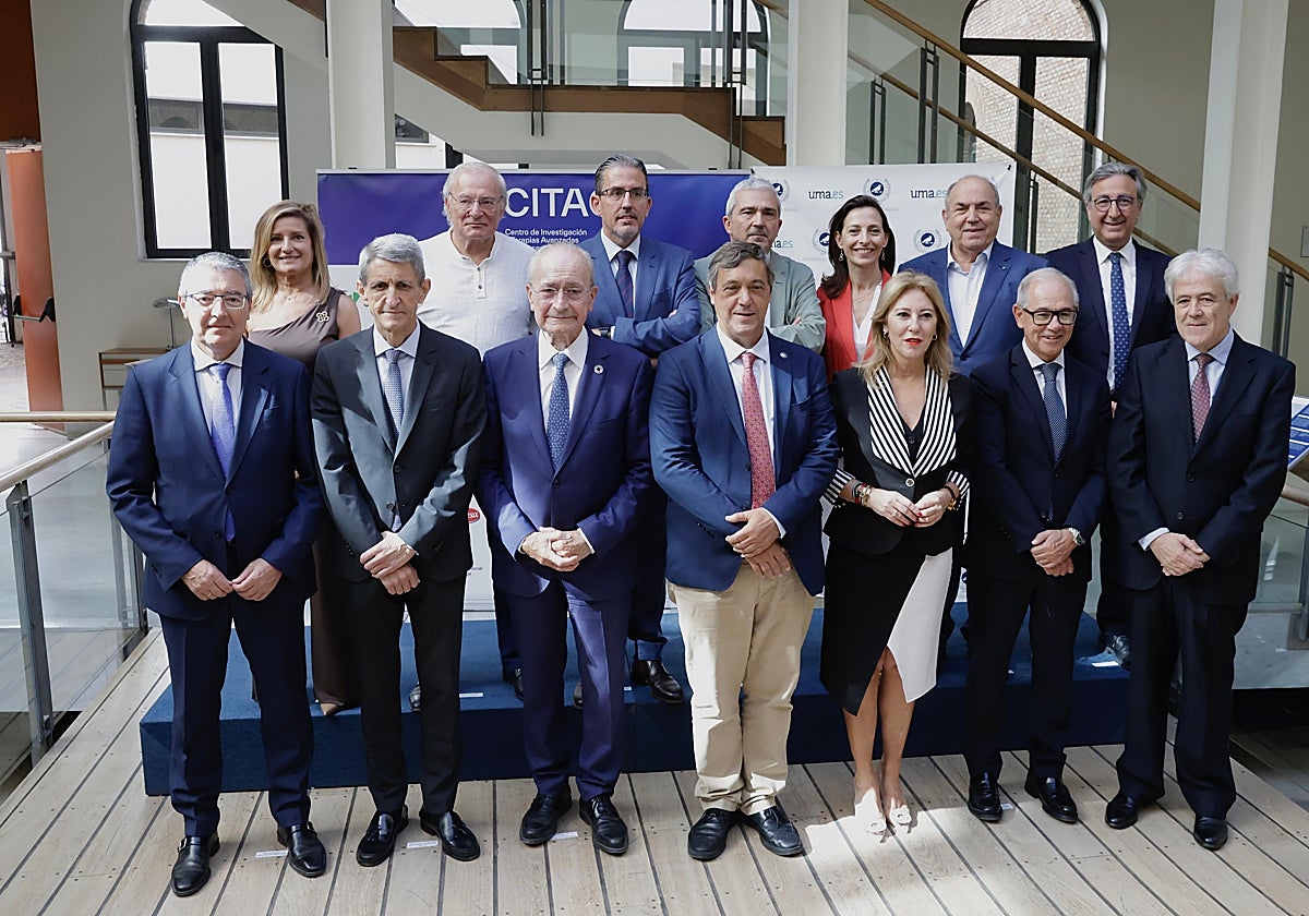 María Ángeles Real, Manuel Azuaga, Sergio Corral, Diego Vera, Esther Sánchez Manzano, Federico Beltrán y José Manuel Toro (arriba); Francis Salado, José Manuel Domínguez, Francisco de la Torre, Teodomiro López, Carolina España, Isidro Rubiales y Emilio Alba (abajo)