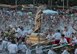 La Virgen del Carmen de El Palo, en el momento previo a su embarque.