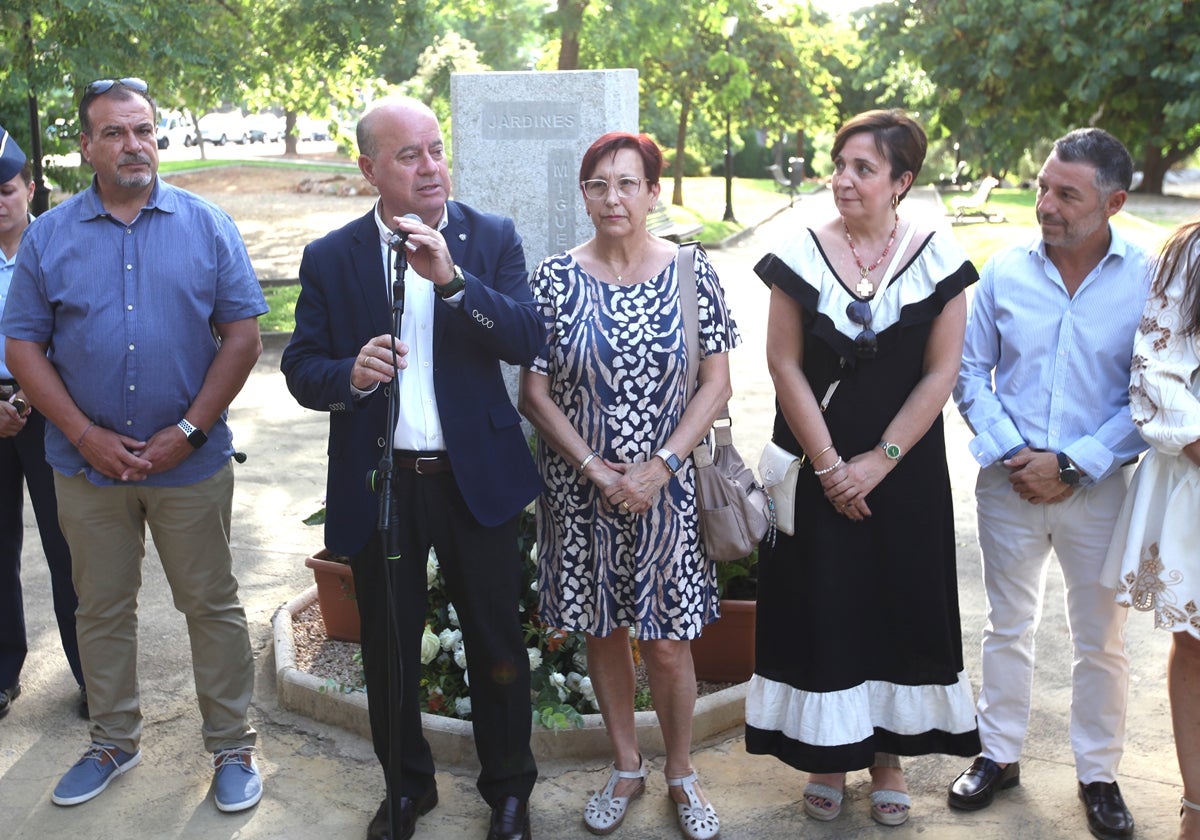 El alcalde Manuel Barón dirigió el acto en homenaje a las víctimas del terrorismo