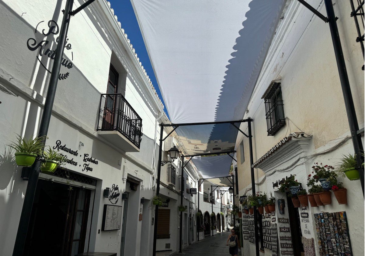 Toldos instalados en calle Málaga.