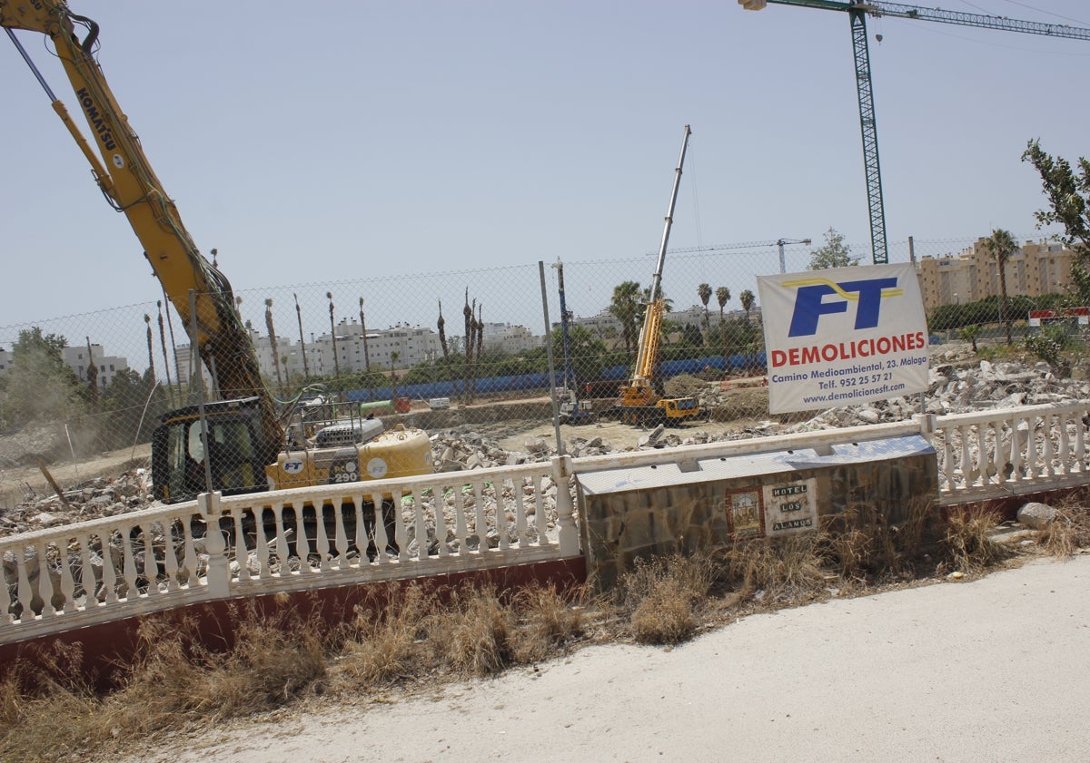 Imagen principal - Placa del antiguo hotel, que todavía se mantiene en el vallado del recinto; trabajos de construcción del nuevo complejo y un árbol en pie, junto a la parte del establecimiento que todavía no ha sido demolida.