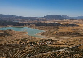 Vista panorámica tomada esta semana con Guadalteba, en primer término, y Guadalhorce.