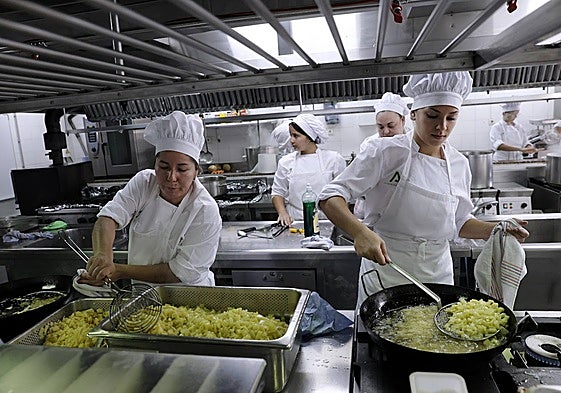 Alumnas de la Cónsula, una escuela de hostelería que tiene un 100% de inserción laboral.