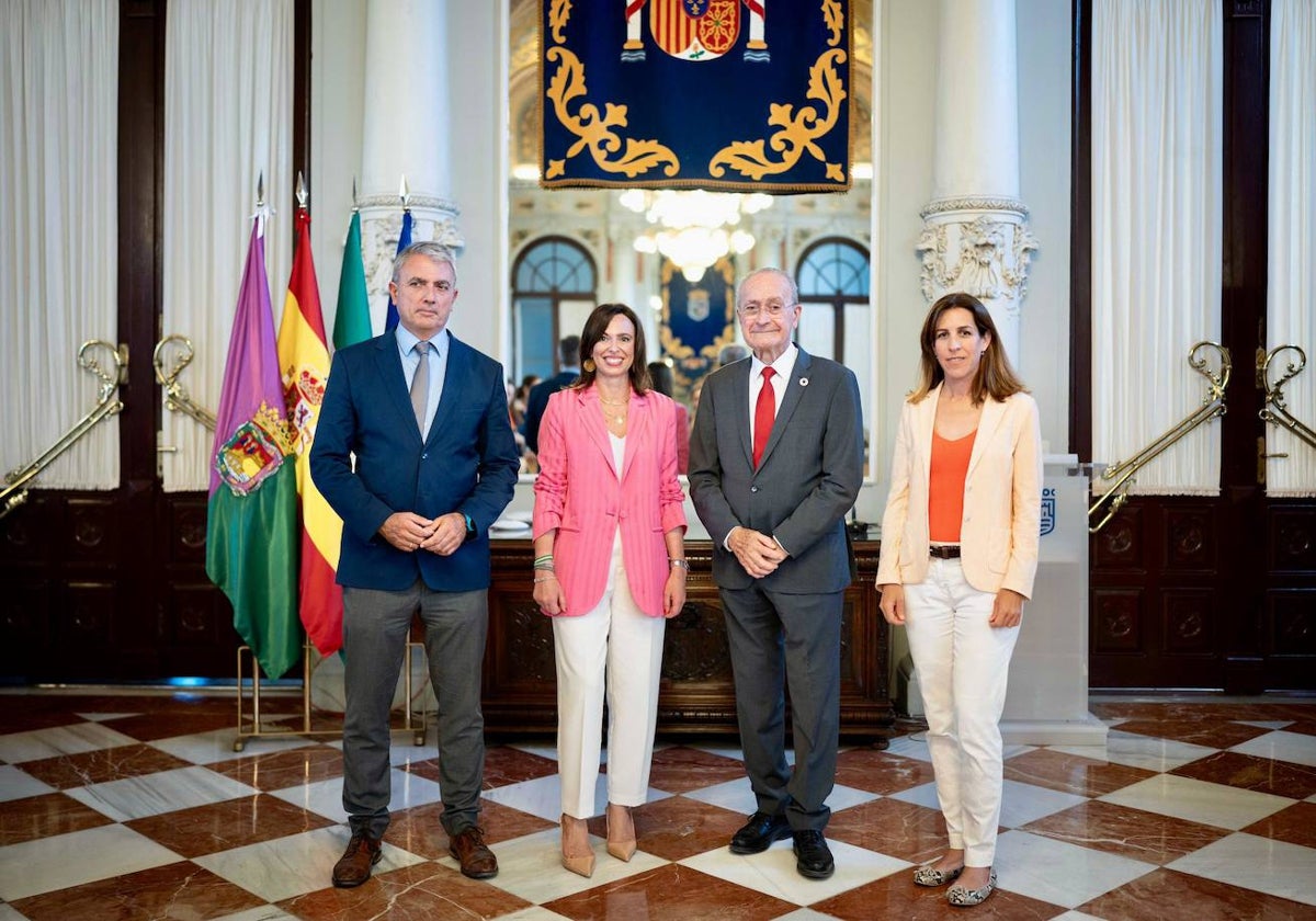 La consejera de Fomento, Articulación del Territorio y Vivienda, Rocío Díaz, y el alcalde de Málaga, Francisco de la Torre, jalonados por la concejala Penélope Gómez y el director general de Metro, Fernando Lozano.