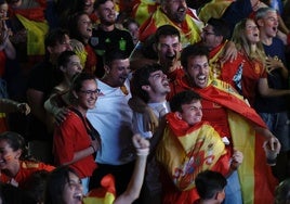 Aficionados celebran el gol de la victoria en el auditorio del Cortijo de Torres.