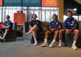 Los jugadores de la selección escuchan los mensajes de los aficionados desde el hotel de concentración.