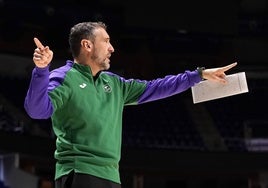 Ibon Navarro da instrucciones en un entrenamiento.