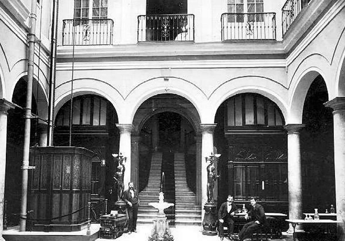 Patio del Hotel Roma, con el primer ascensor que hubo en Málaga.
