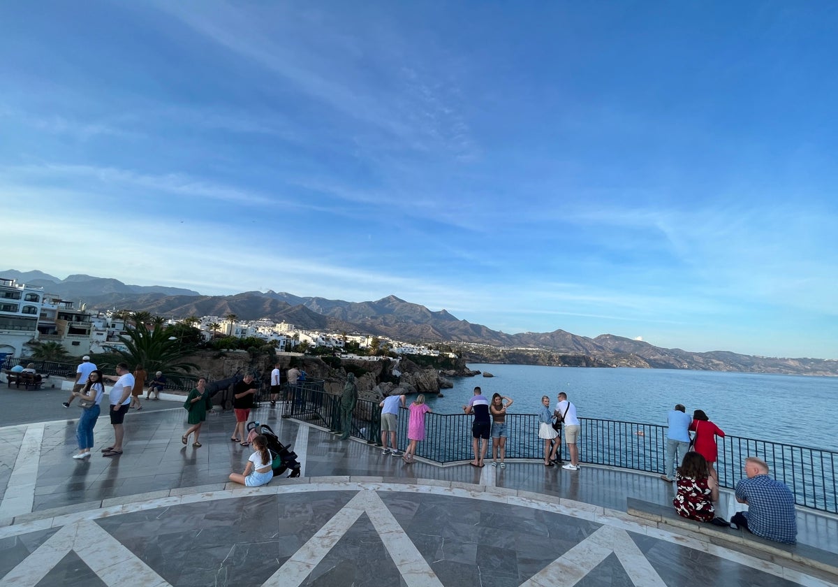 Imagen del emblemático mirador de Nerja sobre el Mediterráneo, con la Sierra Almijara al fondo.