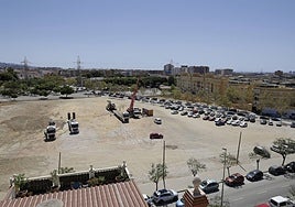Maquinaria para la realización de las catas en la parcela para la universidad.