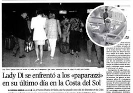 Lady Di abandona el aeropuerto de Málaga en compañía de dos amigas. En la foto circular, de la agencia Efe, la princesa tomando el sol en el hotel Byblos.