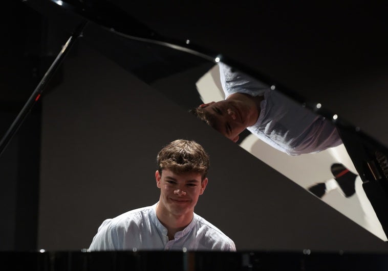 Marcos Castilla, al piano en el Museo Interactivo de la Música de Málaga (MIMMA).