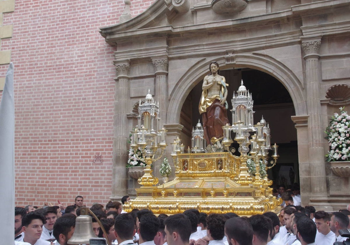 Salida del Cristo Resucitado desde la iglesia de San Julián.