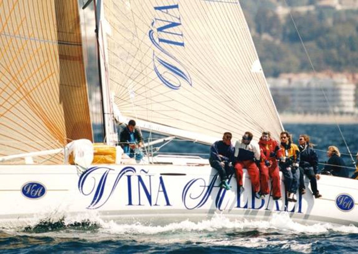 Imagen secundaria 1 - Los 25 años de Estrella del Viento: sin parar de navegar con Málaga por bandera