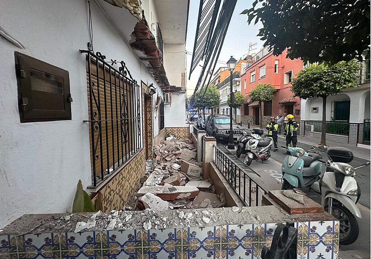 Vista del estado en el que quedó la vivienda afectada y de la calle San Salvador.