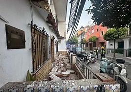 Vista del estado en el que quedó la vivienda afectada y de la calle San Salvador.