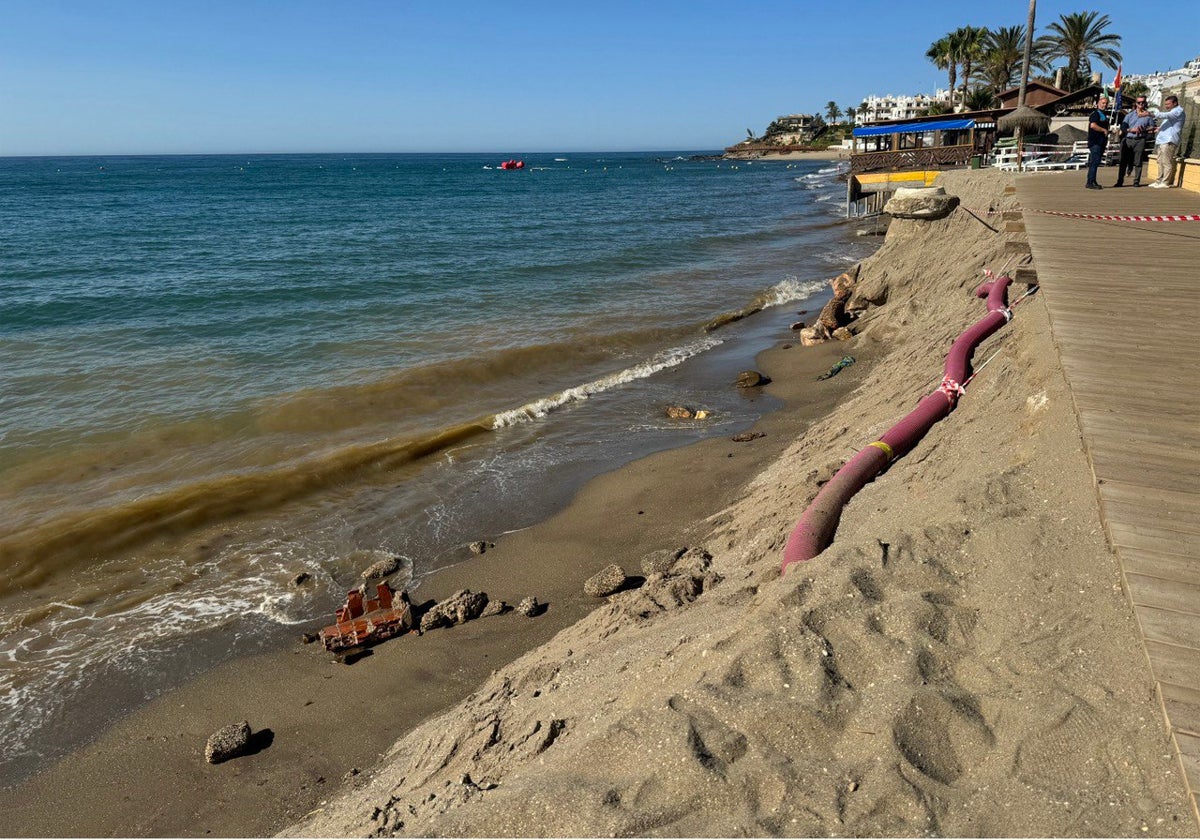 Vista del estado en el que se encuentra la playa de El Bombo en Mijas.