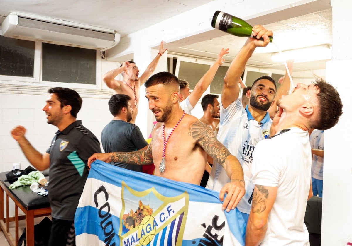 Los jugadores del Málaga celebran el ascenso en Tarragona.