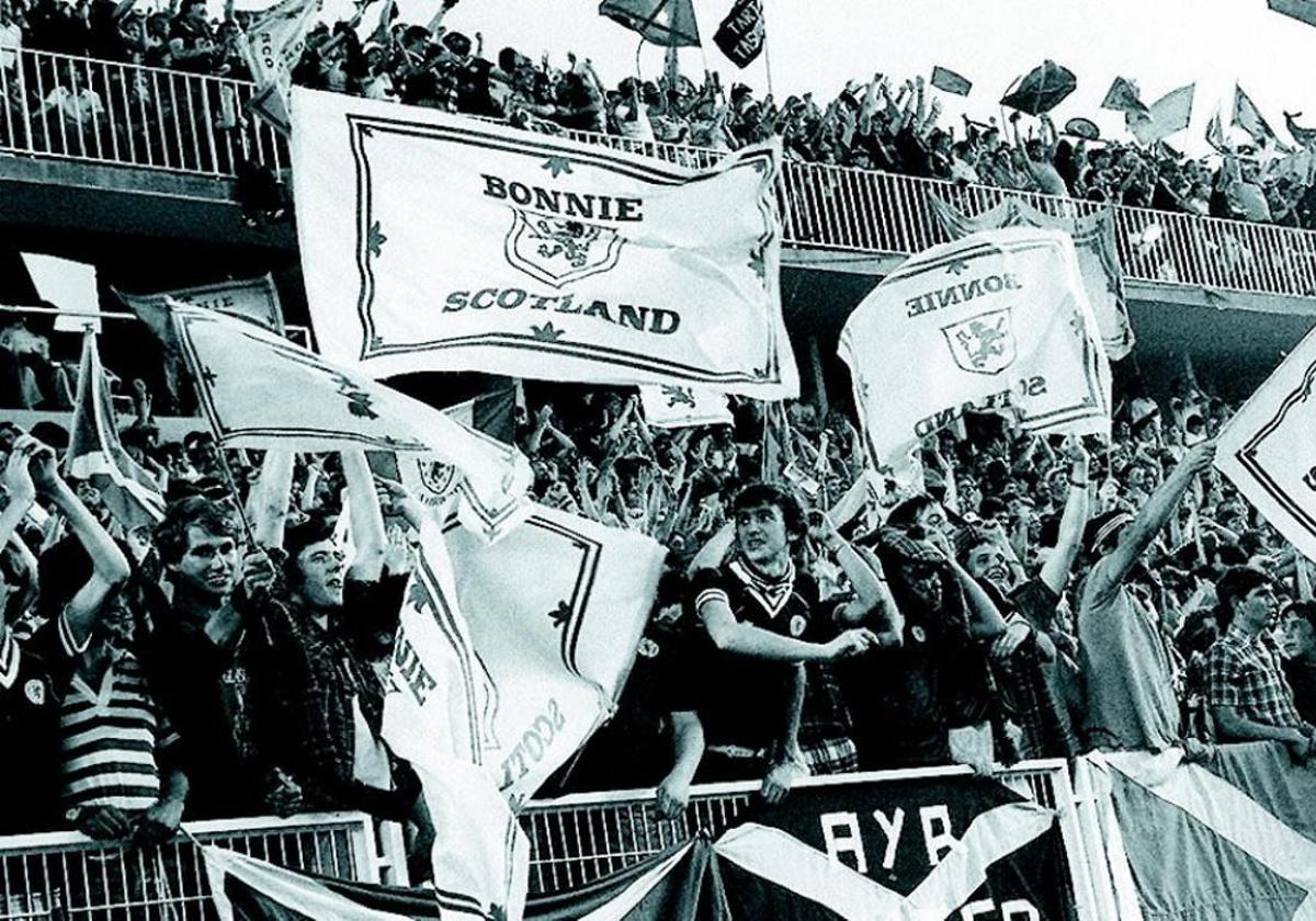 Aficionados escoceses apoyan a su selección en La Rosaleda durante el Mundial 82.