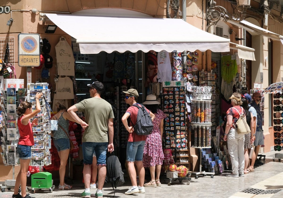 Turistas, de compras por el centro de la ciudad.