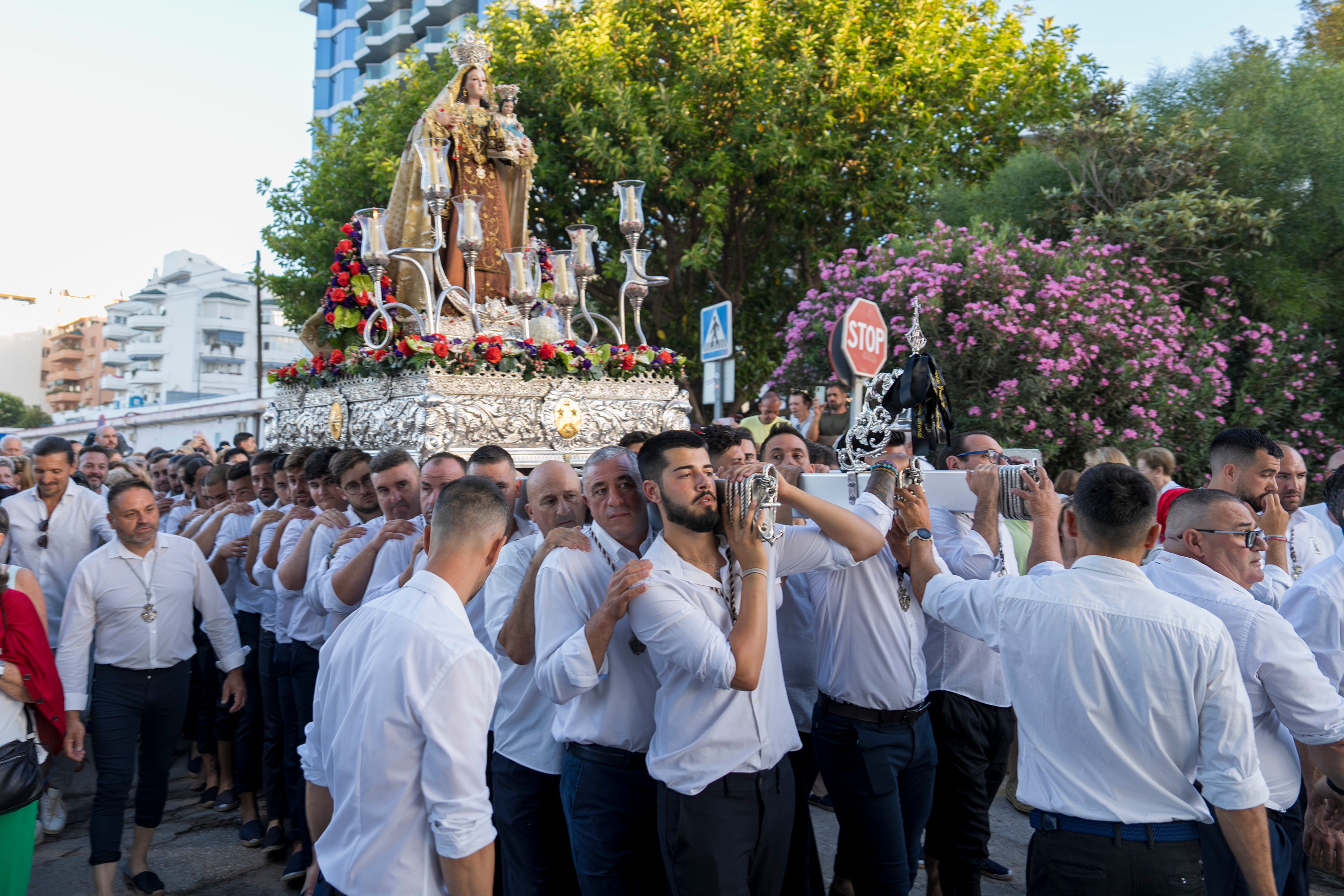 La Virgen del Carmen, en la procesión del martes por la mañana en Marbella