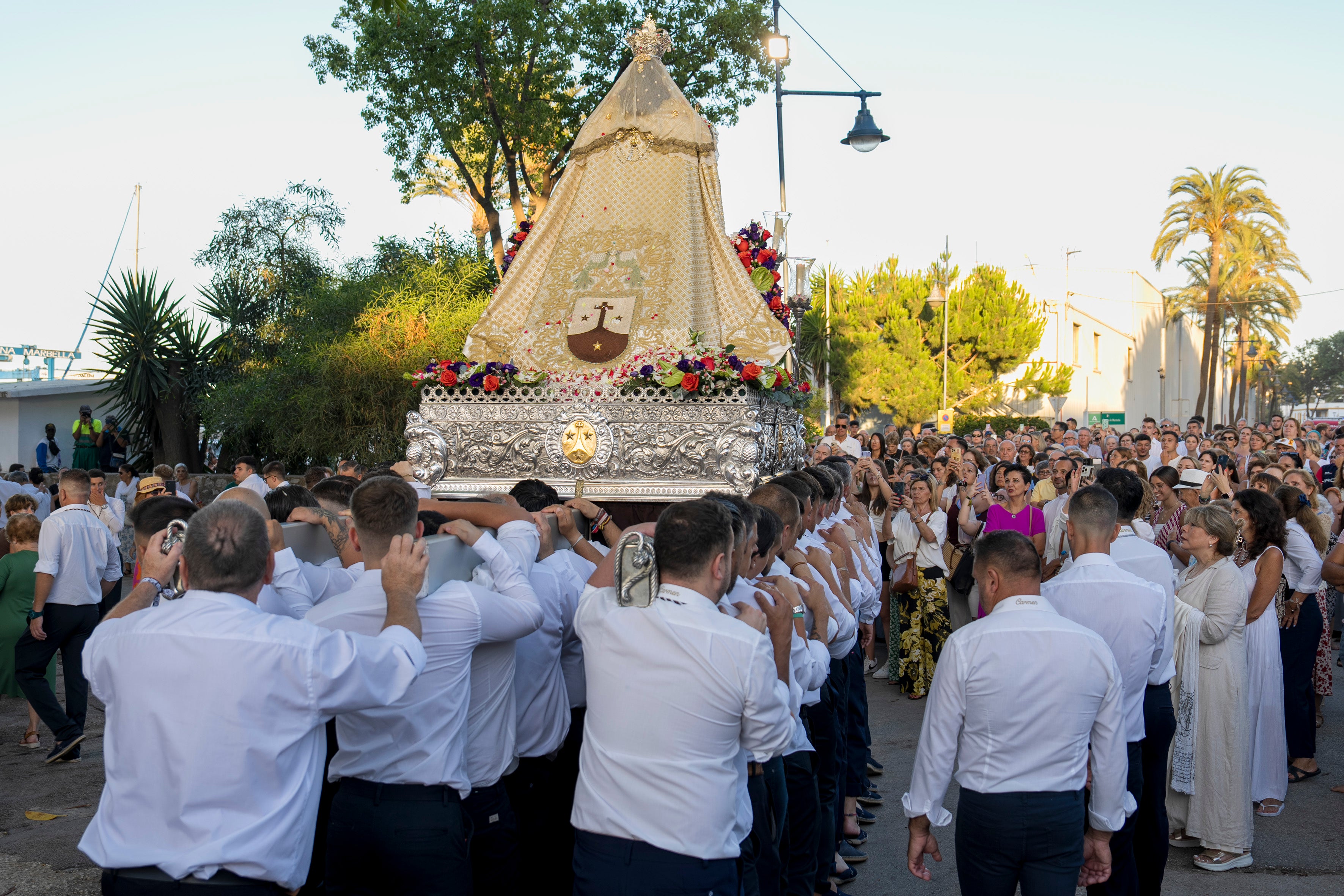 La Virgen del Carmen, en la procesión del martes por la mañana en Marbella