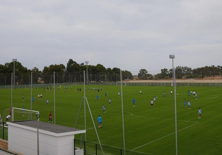 El Malagueño, a la izquierda, y el Antequera, en plena actividad este miércoles.