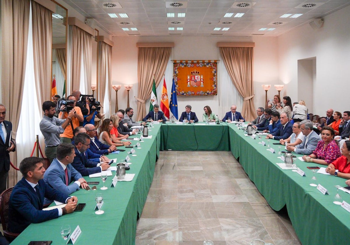 Participantes en la reunión en la Subdelegación del Gobierno.