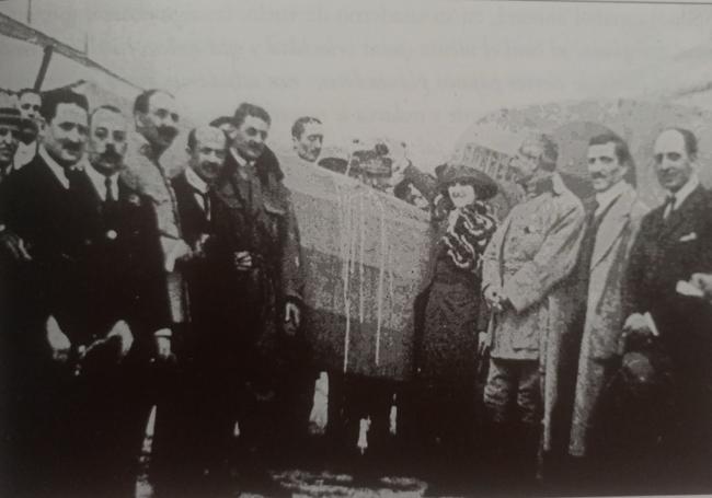 En detalle, bautizo del primer avión correo por Julia Gross, 1 de abril de 1920.