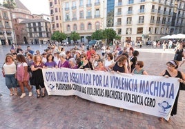 Concentración en Málaga en condena de los últimos asesinatos machistas ocurridos este verano.