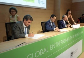 El ministro de Transición Digital, José Luis Escrivá, el presidente de la Junta, Juanma Moreno, y el alcalde de Málaga, Francisco de la Torre, ayer, firmando el acuerdo que pondrá en marcha el IMEC de Málaga.