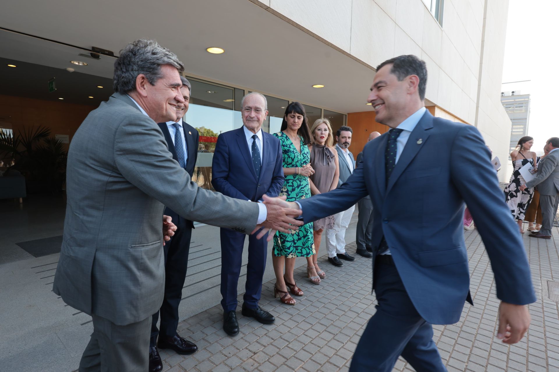 En primer plano, el presidente de la Junta, Juanma Moreno, saludando al ministro José Luis Escrivá, ayer en Málaga. Detrás, el alcalde, Francisco de la Torre, la secretaria de Estado de Telecomunicaciones, María González, y la consejera de Economía de la Junta, Carolina España.