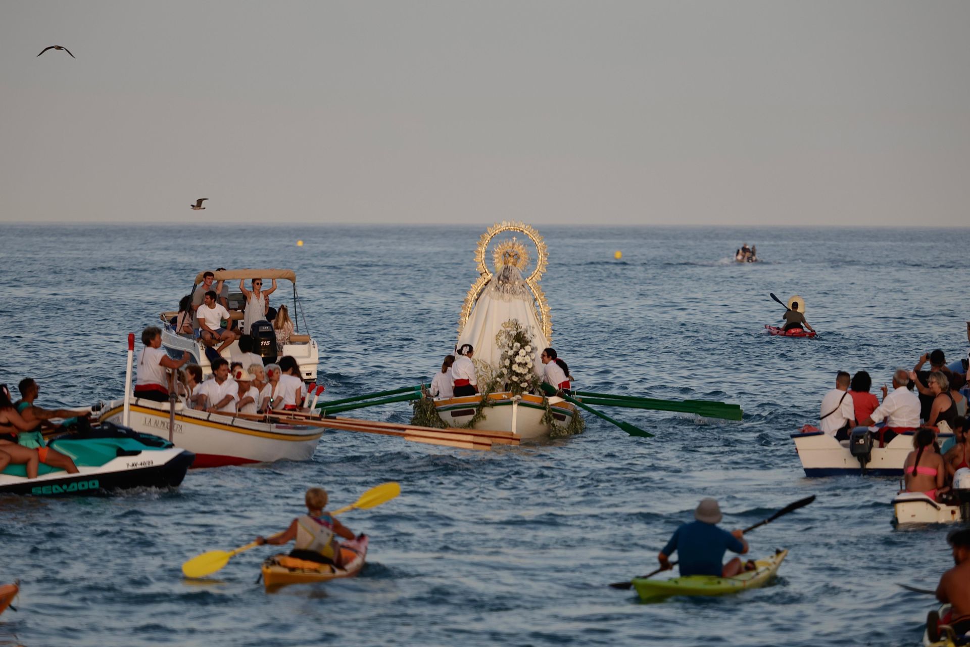 La Virgen, por las aguas de Pedregalejo