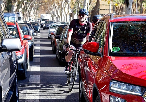 Coches circulando por el Centro de Málaga.
