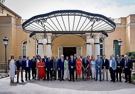 La alcaldesa de Marbella, en el centro, en la foto de familia tras la reunión de ayer.