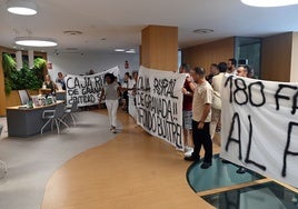 Los trabajadores del hotel Guadalpín Banús se manifestaron ayer en Caja Rural de Granada en Marbella