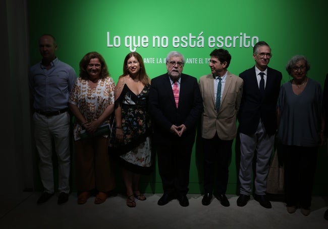 El presidente de la Academia junto a la delegada de la Junta, los comisarios y la directora del museo.